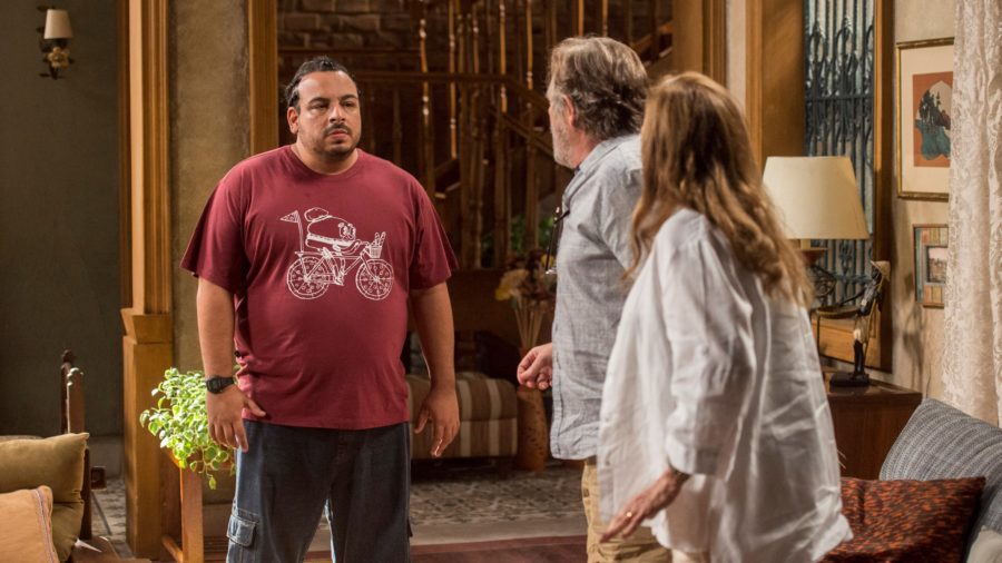 Clóvis (Luís Lobianco) conta aos pais que Beto não morreu em Segundo Sol