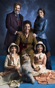 A família Machado: Dom Sabino (Edson Celulari), Marocas (Juliana Paiva), Agustina (Rosi Campos), Kiki (Nathalia Rodrigues), Pirata (Nietzsche) e Nico (Raphaela Alvitos) em O Tempo Não Para