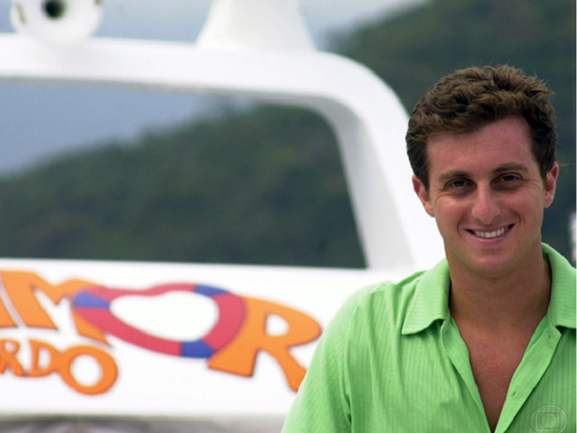 Apresentador Luciano Huck no comando do quadro Amor a Bordo, na Globo
