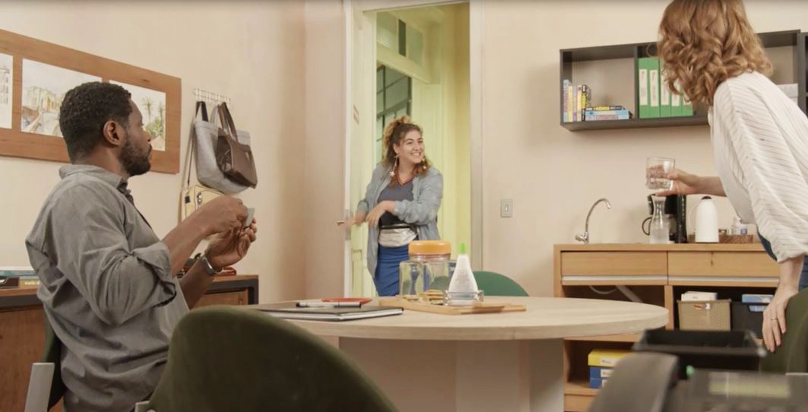 Bárbara (Dora Freind), Marcelo (Bukassa Kabengele), e Gabriela (Camila Morgado) em Malhação: Vidas Brasileiras