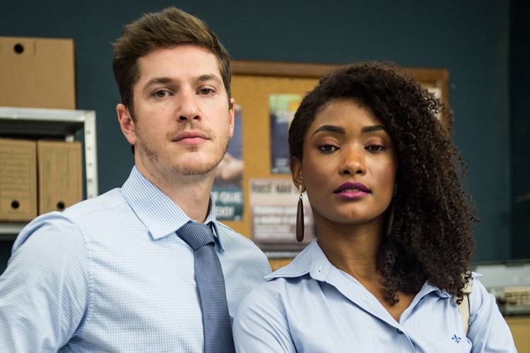 Bruno (Caio Paduan) e Raquel (Erika Januza) de O Outro Lado do Paraiso