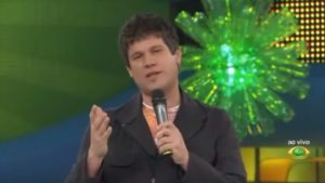Apresentador Edgard Piccoli no comando do Busão do Brasil, na Band 
