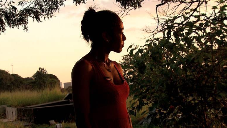 Mulher que vive há 10 anos no cemitério