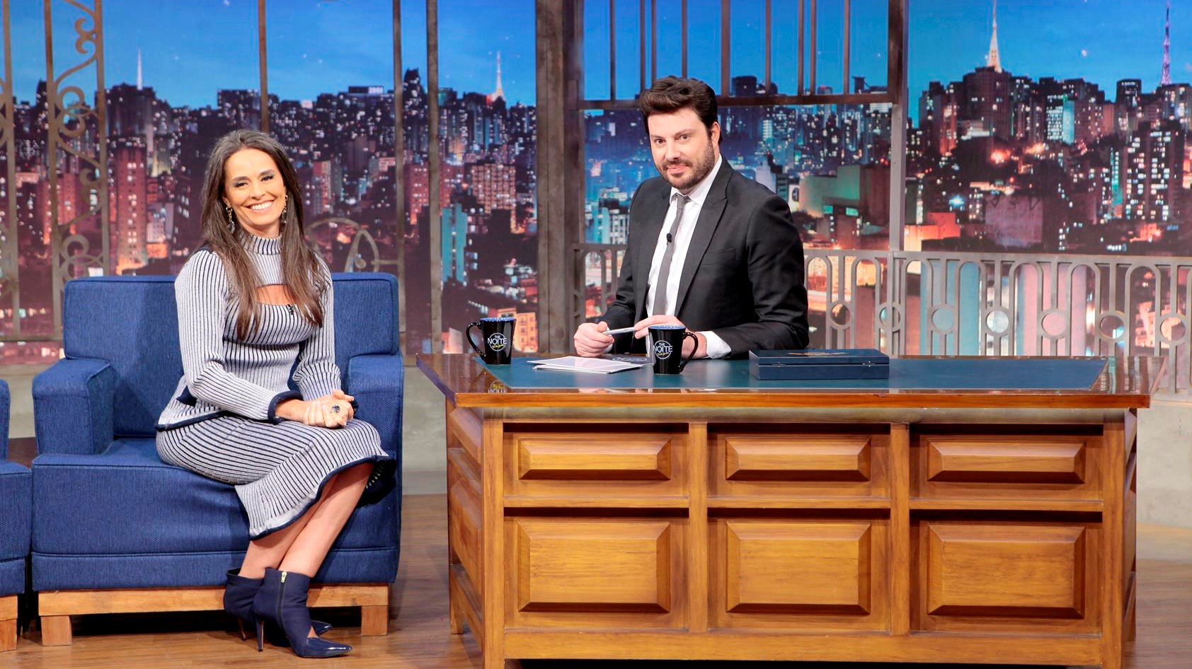 Carla Vilhena e Danilo Gentili no The Noite