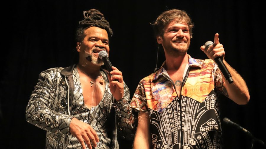 Carlinhos Brown e Emilio Dantas na festa de lançamento de Segundo Sol