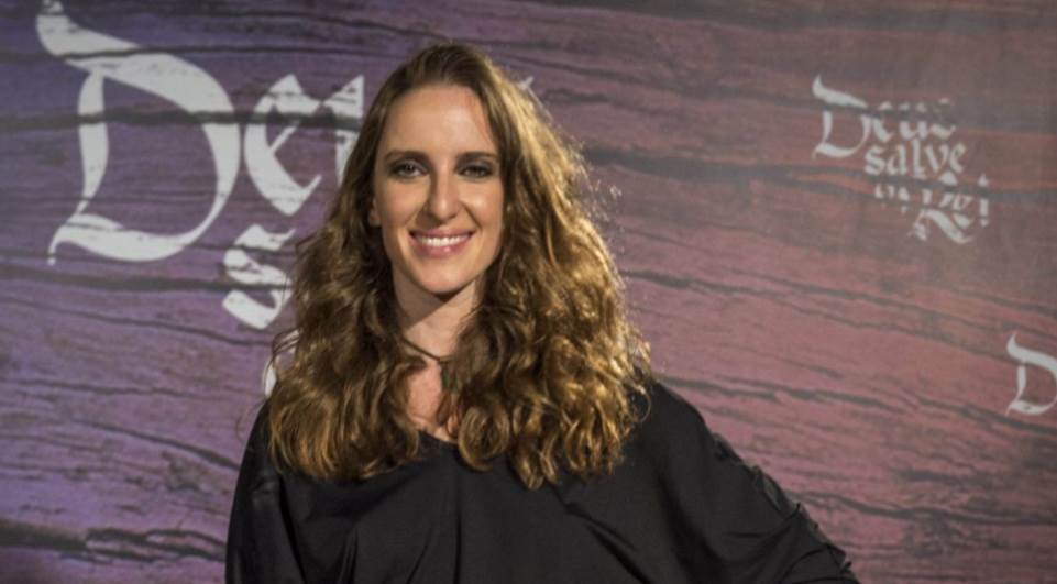 Carolina Ferman interpreta a Luciola de Deus Salve o Rei