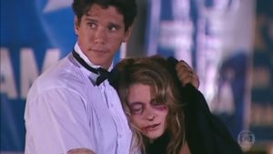 Laura (Claudia Abreu) pede a Marcos (Márcio Garcia) que a atropele em Celebridade