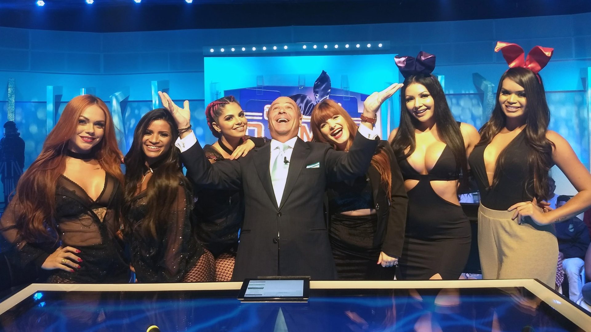 Jaula das Gostosudas enfrenta Coelhinhas da Playboy no programa O Céu é o Limite