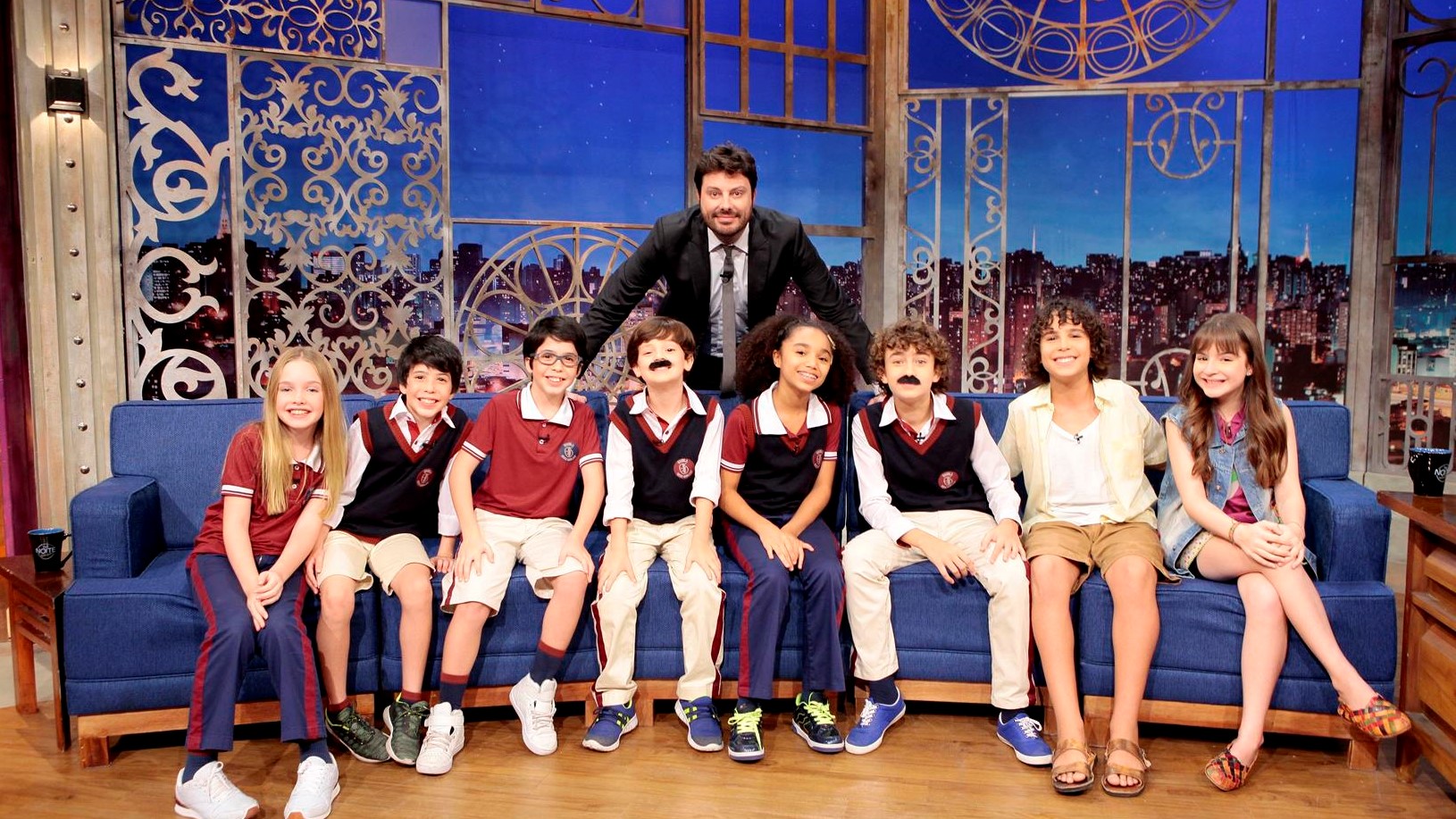 Danilo Gentili com as crianças da Novela As Aventuras de Poliana