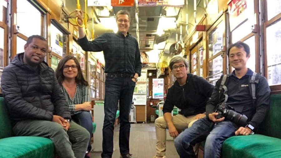 O diretor Paulo Sampaio, a produtora Bia Rónai, o repórter Márcio Gomes, o produtor Kunihiro Otsuka e o cinegrafista Luciano Tsuda em um trem no Japão