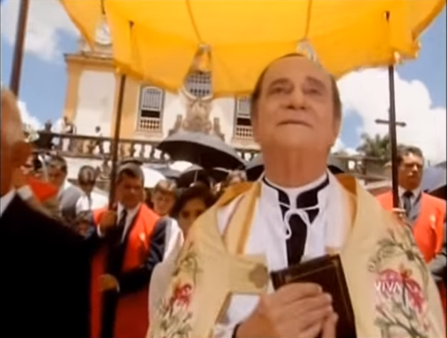 Paulo Autran como Padre Nelson no primeiro capítulo da minissérie