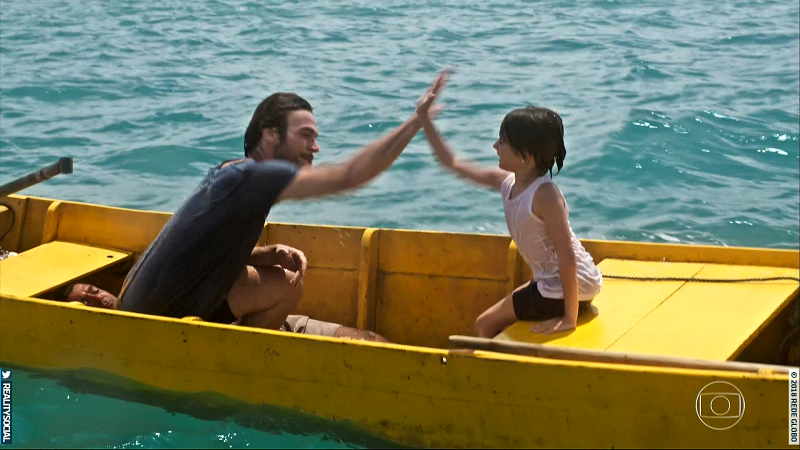 Homem deitado no barco em cena de Segundo Sol