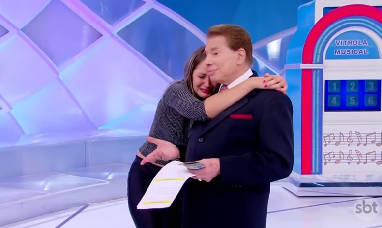 Jovem da plateia do Programa Silvio Santos se emocionou com o apresentador