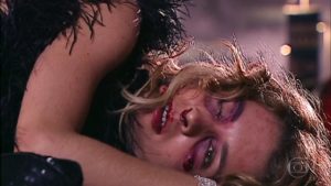 Laura (Claudia Abreu) finge ter sido atropelada depois da surra em Celebridade