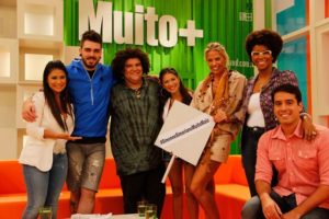 Equipe do Muito + e dupla Simone & Simaria, na Band 