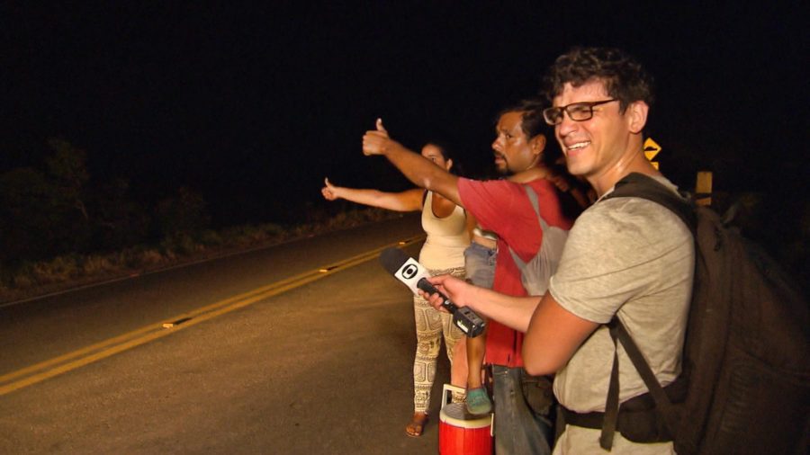 Estevan Muniz e família de imigrantes venezuelanos pedem carona na beira da estrada no Profissão Repórter