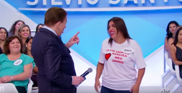 Silvio Santos interage com Renata, da plateia, durante seu programa
