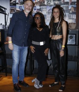 Elenco de Segundo Sol se reúne em restaurante no Rio
