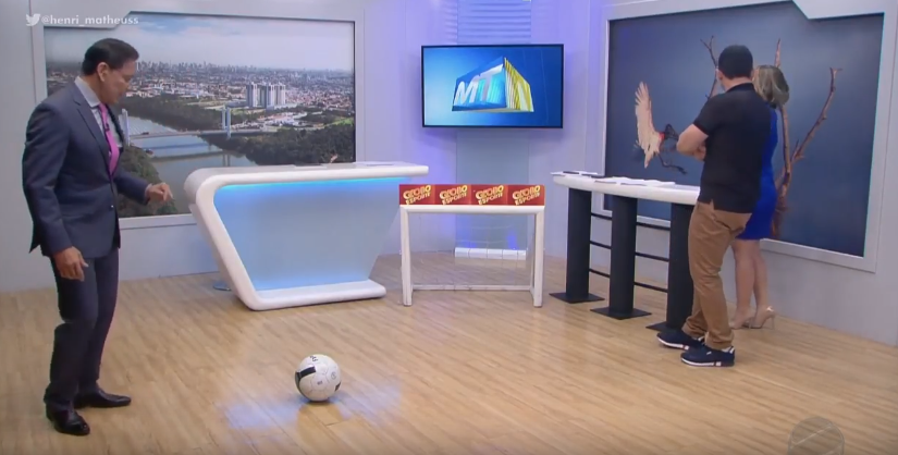 Apresentadores da Globo batem bola no estúdio