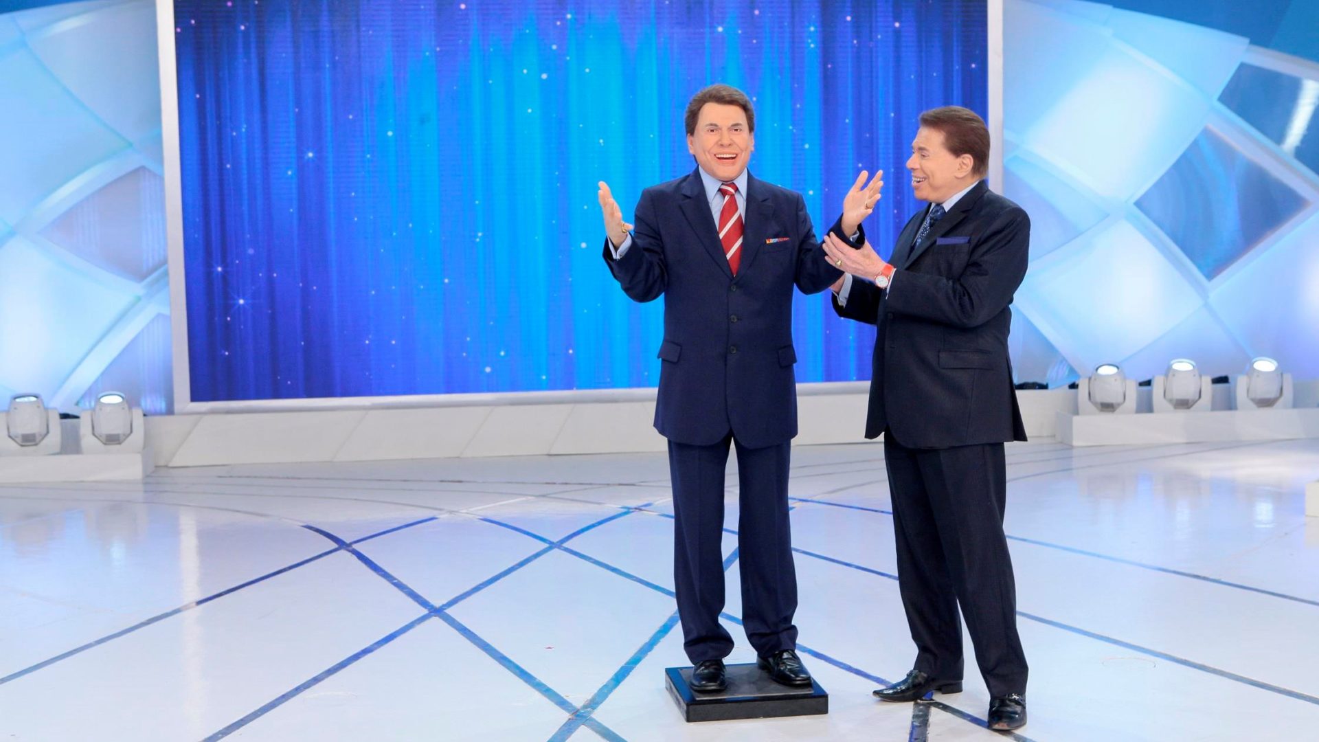 Silvio Santos mostra estátua de cera que ganhou de Gugu