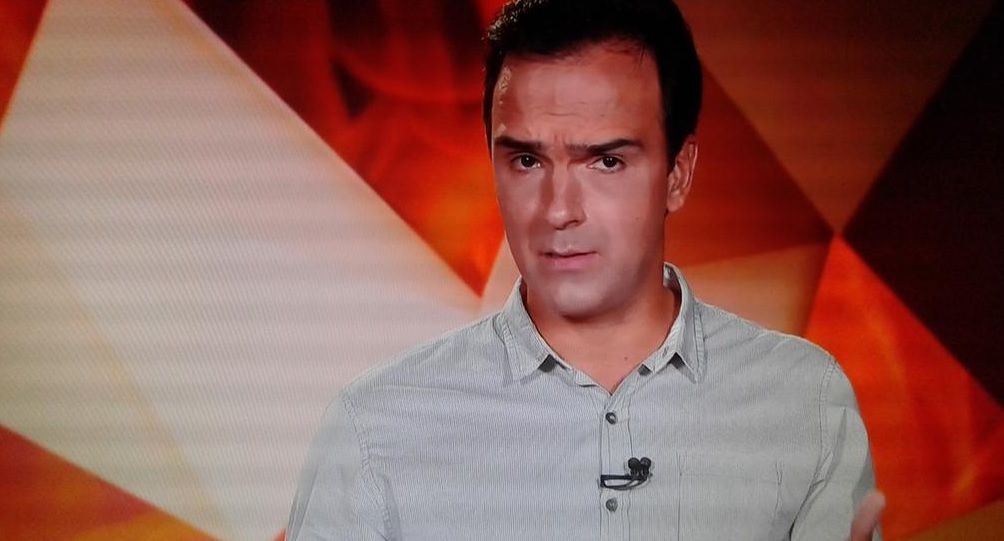 Tadeu Schmidt durante plantao da Globo