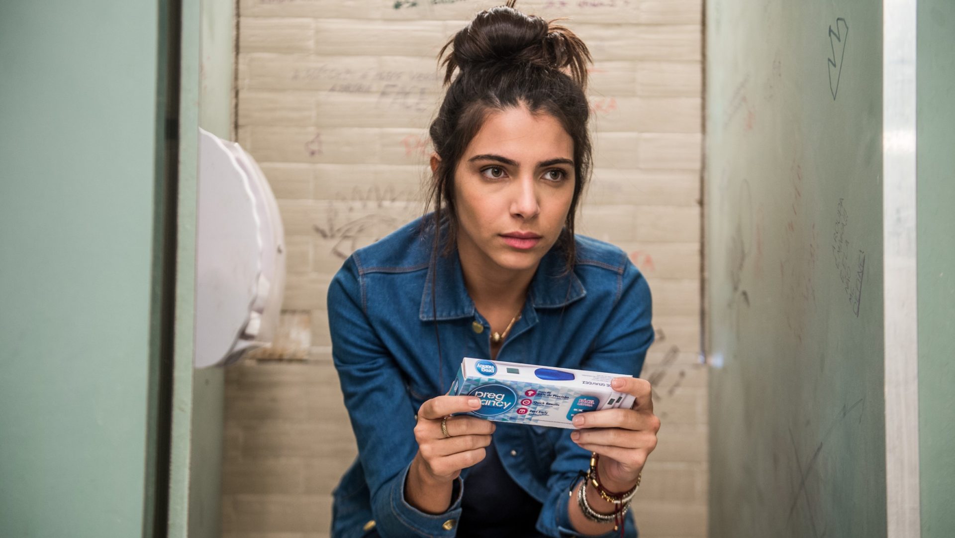 Pérola ( Rayssa Bratillieri ) com teste de gravidez em Malhação: Vidas Brasileiras