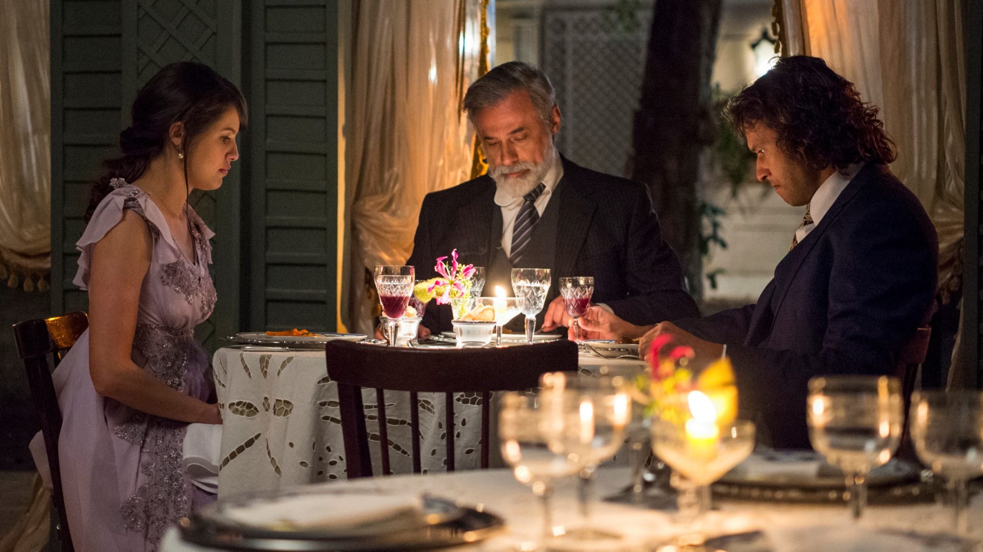 Ema (Agatha Moreira) janta com Edmundo (Nando Rodrigues) e Tibúrcio (Oscar Magrini) em Orgulho e Paixão