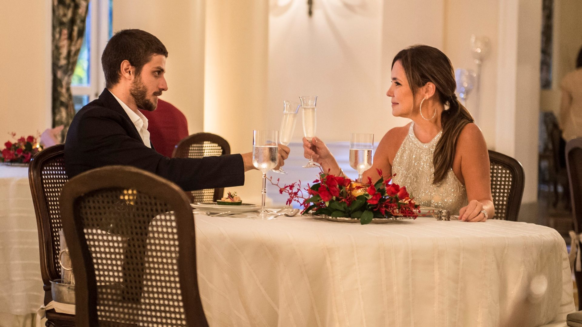 Laureta (Adriana Esteves) e Ícaro (Chay Suede), em Segundo Sol