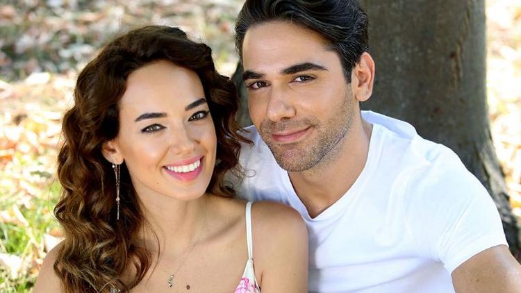 Os protagonistas de Asas do Amor, Seda Bakan e Kadir Dogulo (Divulgação)