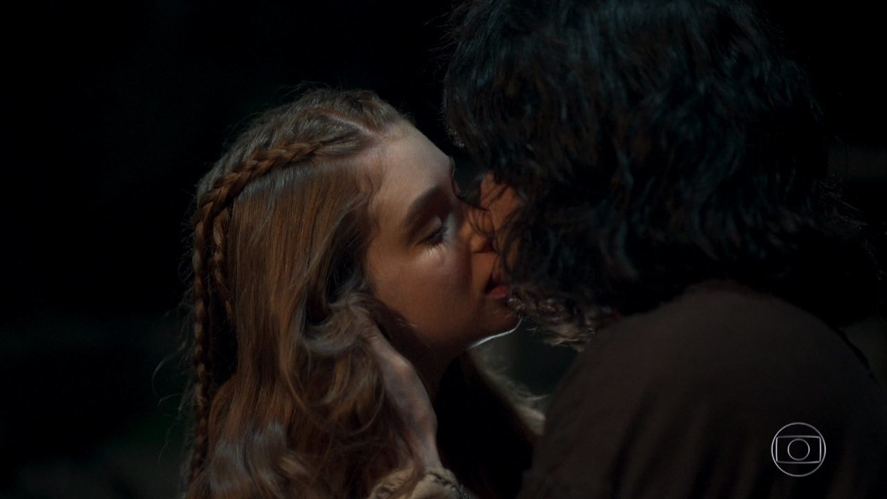 Amalia (Marina Ruy Barbosa) e Afonso (Romulo Estrela) de Deus Salve o Rei