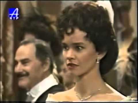 Maria Luiza (Júlia Lemmertz) e ao fundo seu pai, Peçanha (Leonardo Villar)