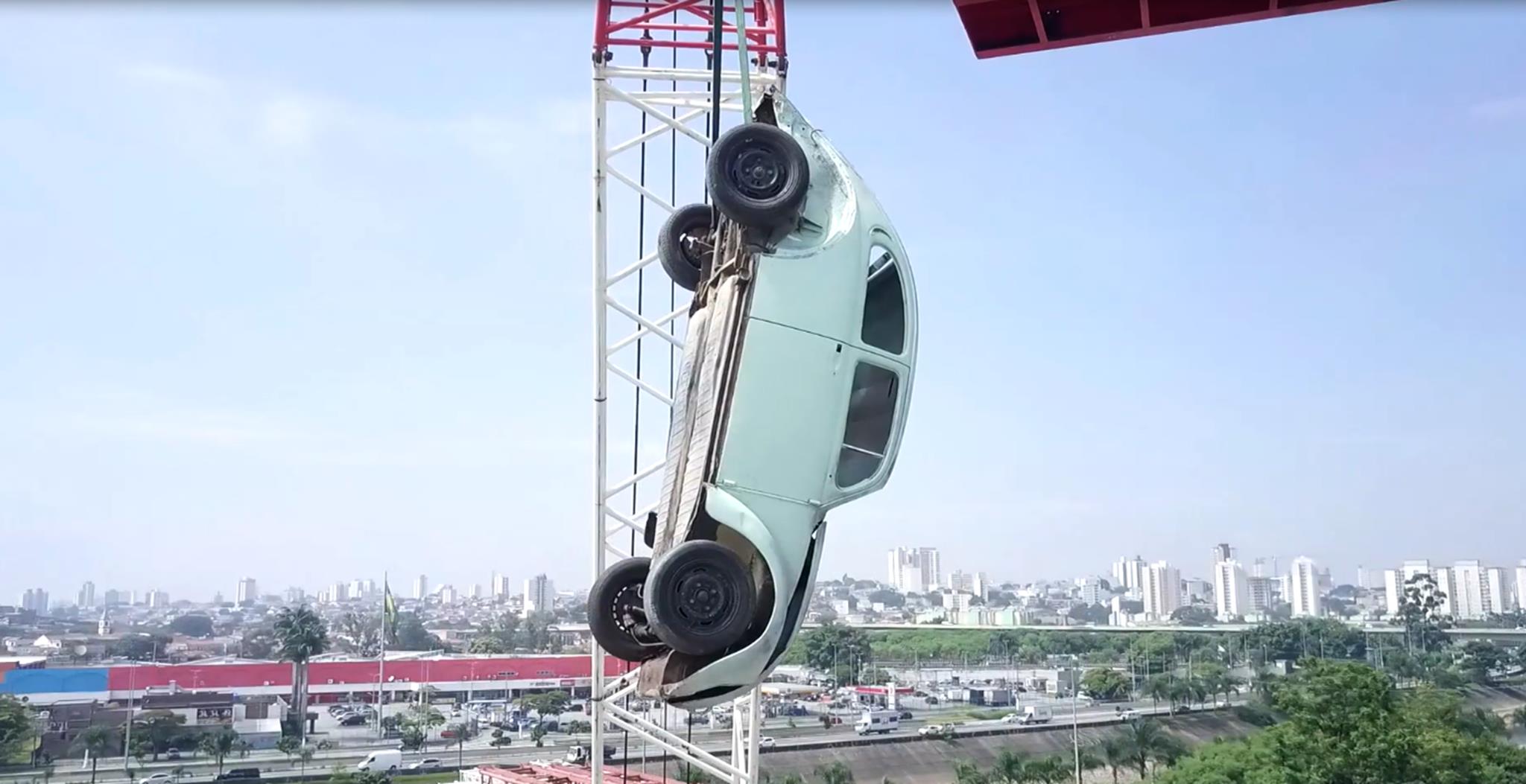 Fusca de noivo sendo destruído no Fábrica de Casamentos