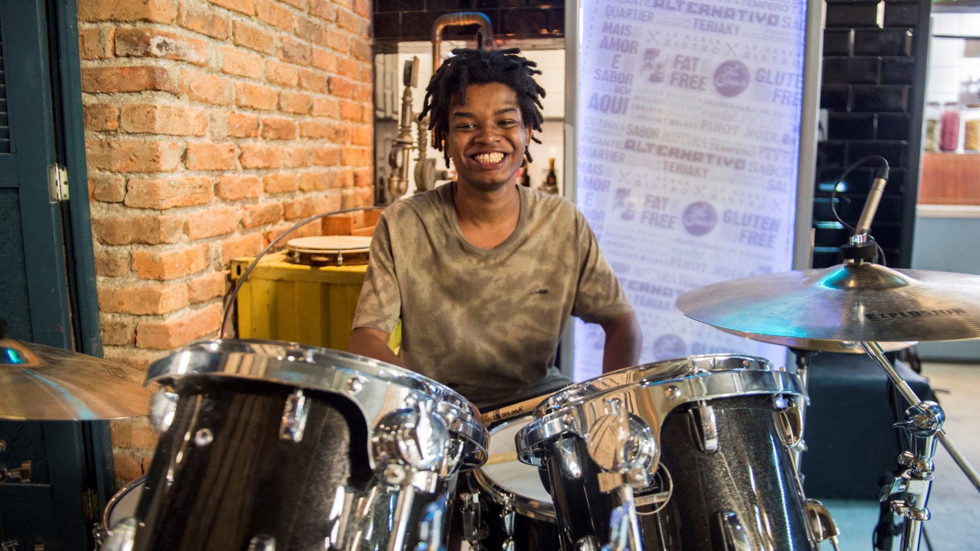 Garoto (Pedro Maya) batuca na bateria em Malhação: Vidas Brasileiras