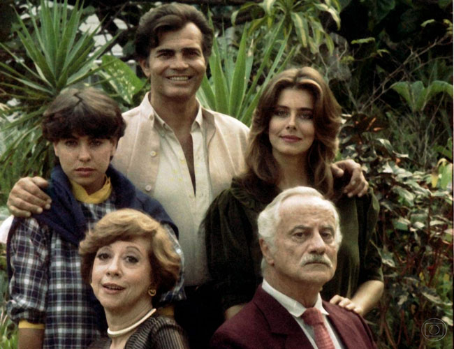 A família Alcântara em Guerra dos Sexos: Felipe (Tarcísio Meira), Juliana (Maitê Proença), Analu (Ângela Figueiredo), Charlô (Fernanda Montenegro) e Otávio (Paulo Autran)