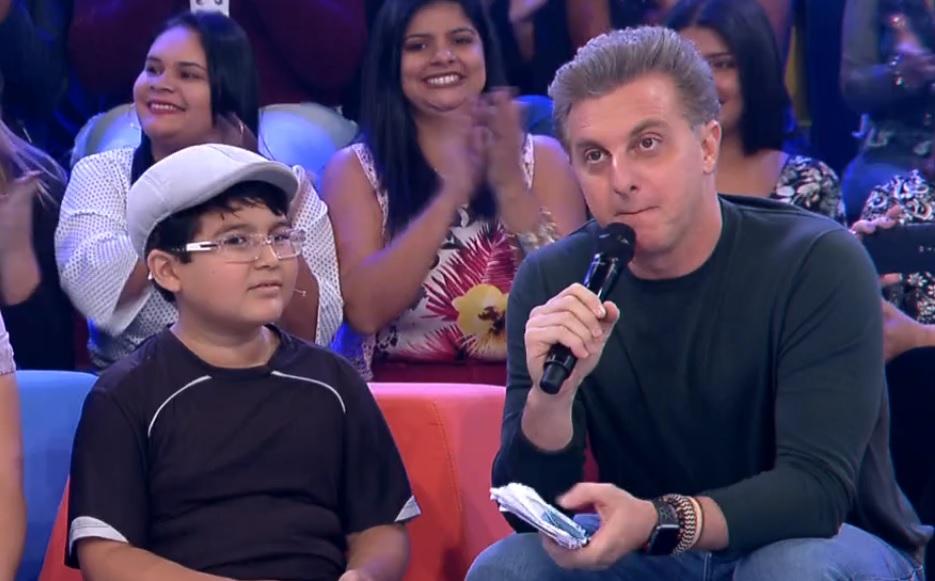 Luciano Huck presenteou Pedro Henrique com album usado no Caldeirao