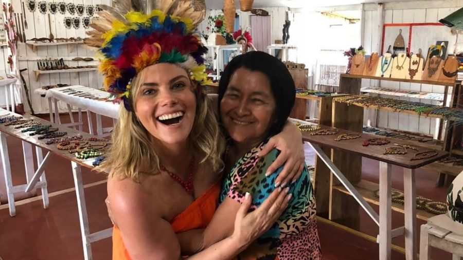 Maria Cândida com mulher na Amazônia