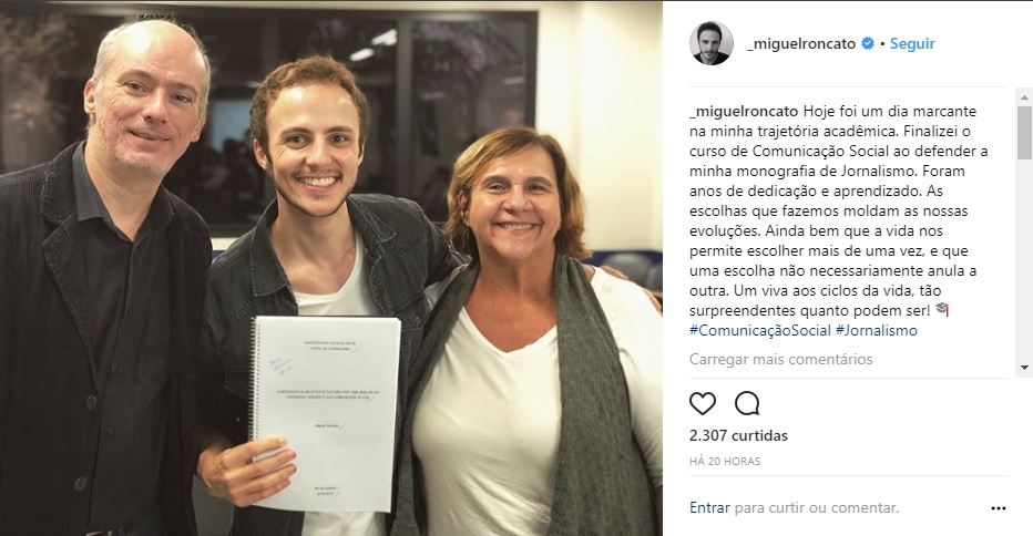 Miguel Roncato comemorando a formação em jornalismo