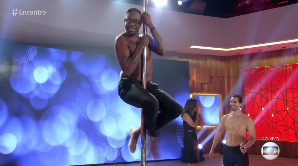 Mumuzinho divertiu Fatima Bernardes ao se arriscar no pole dance no Encontro