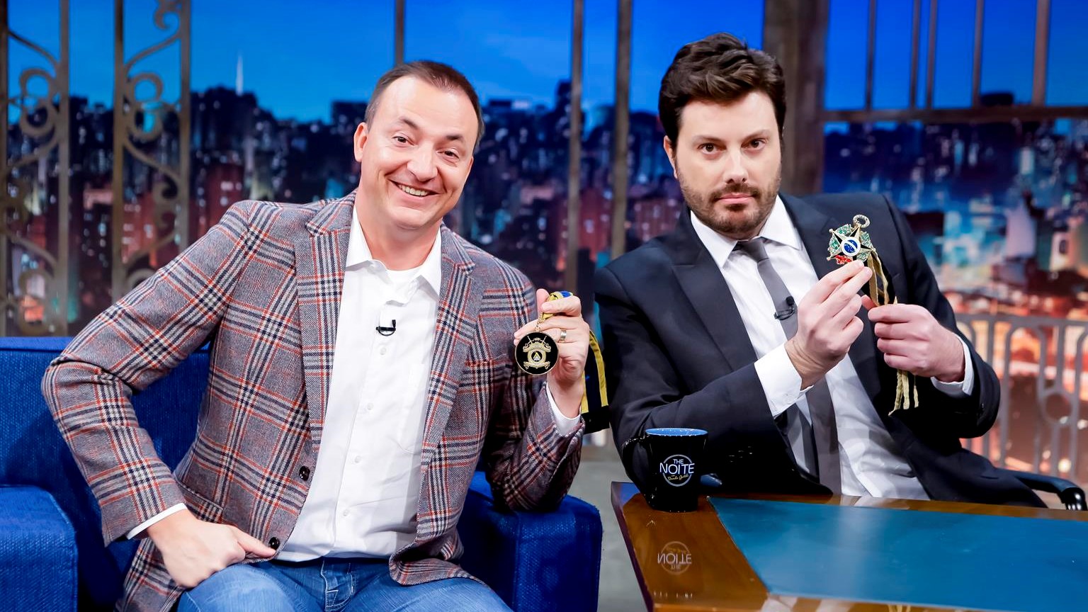 Paulo Bonfá e Danilo Gentili no The Noite