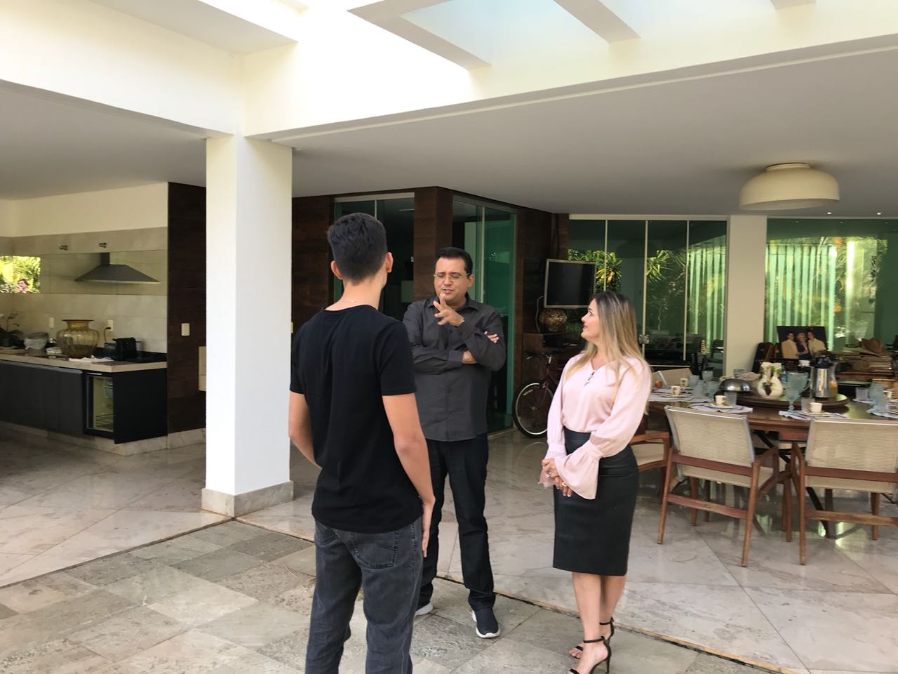 No Domingo Show, Geraldo Luís visita família de Leandro