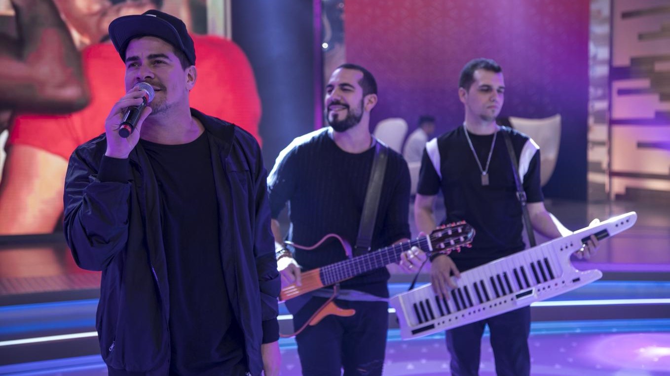 Thiago Martins canta com Sorriso Maroto no Hora do Faro
