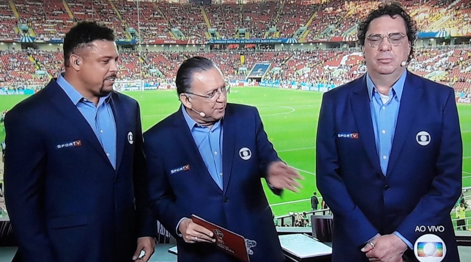 Walter Casagrande virou assunto na web ao aparecer 'cochilando' na Globo