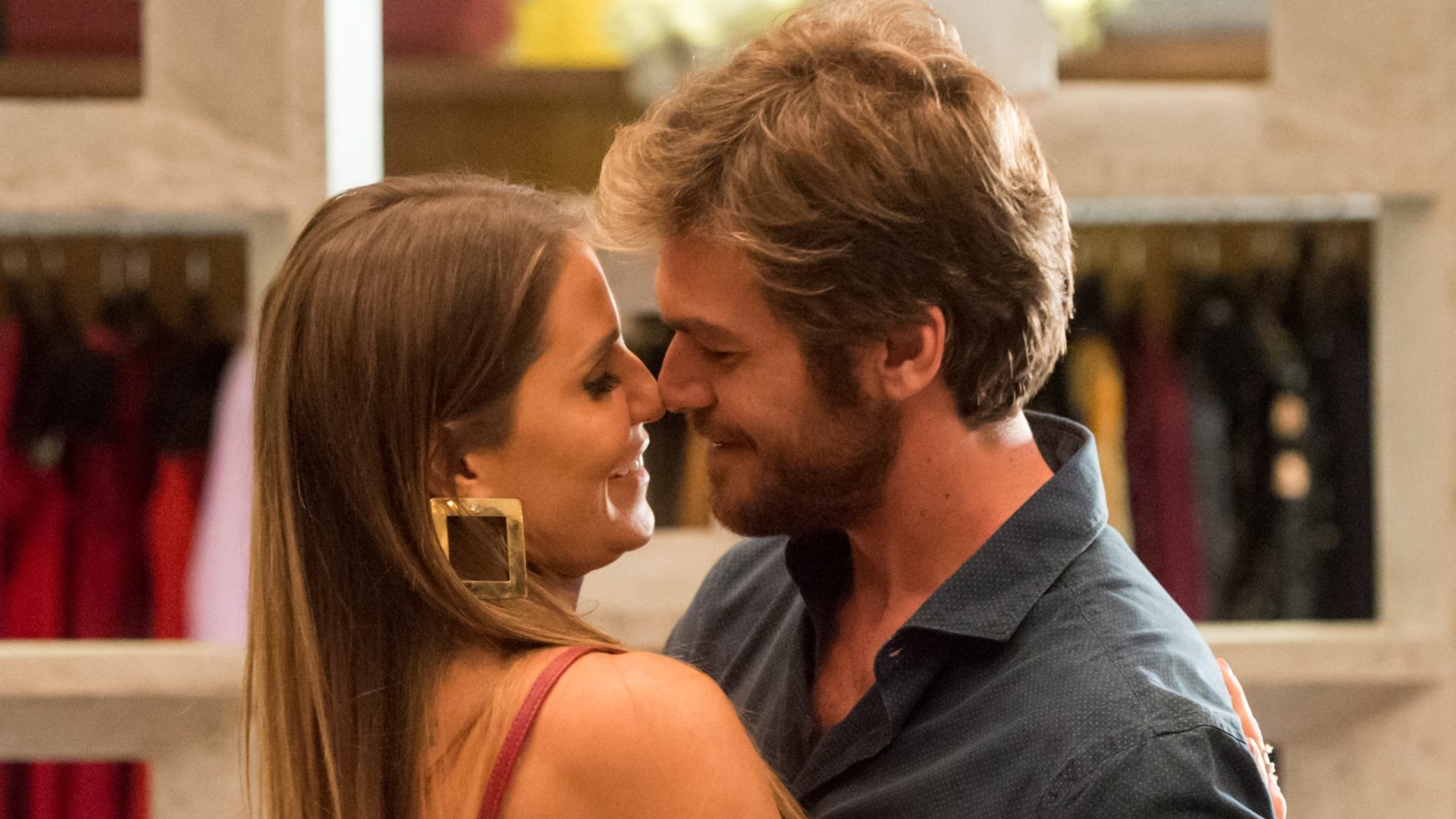 Beto (Emilio Dantas) se desculpa com Karola (Deborah Secco), diz que não vai mais falar de Luzia. E a puxa dando um beijo em Segundo Sol