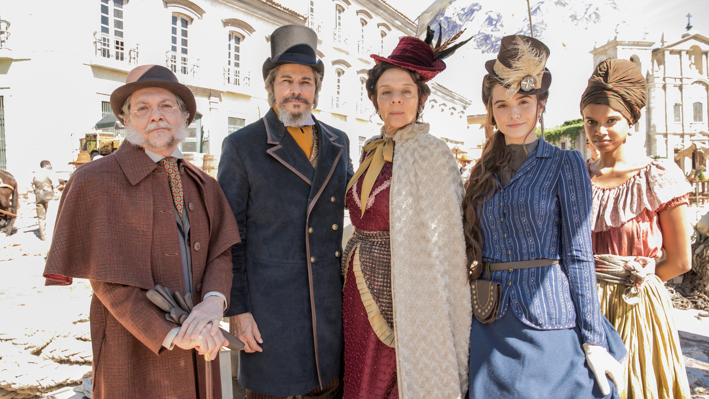 Teófilo (Kiko Mascarenhas), Dom Sabino (Edson Celulari), Dona Agustina (Rosi Campos), Marocas (Juliana Paiva) e Damásia (Aline Dias) em O Tempo Não Para