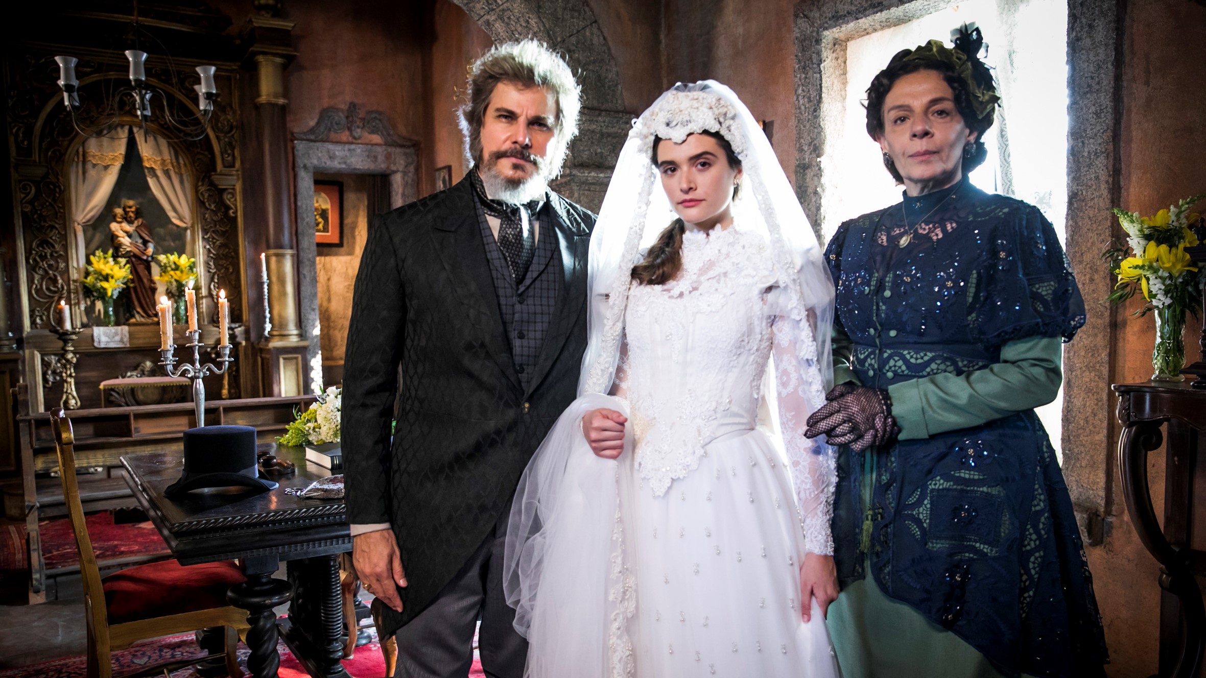 Dom Sabino (Edson Celulari), Marocas (Juliana Paiva) e Dona Agustina (Rosi Campos) em O Tempo Não Para
