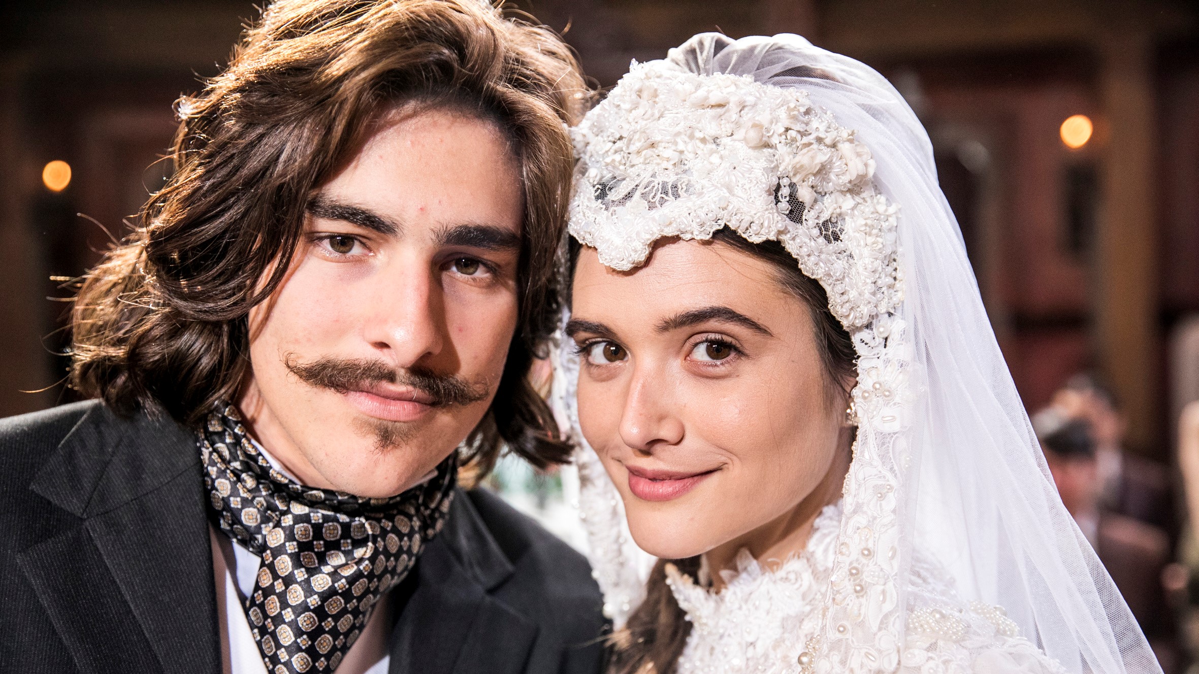 Bento (Bruno Montaleone) e Marocas (Juliana Paiva) em O Tempo Não Para