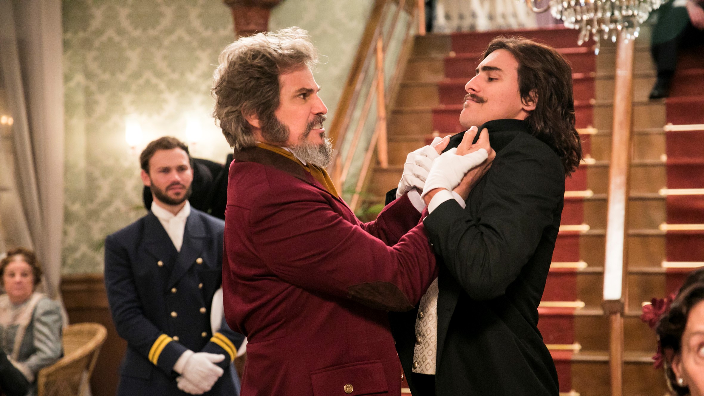 Dom Sabino (Edson Celulari) confronta Bento (Bruno Montaleone) no navio Albatroz em O Tempo Não Para
