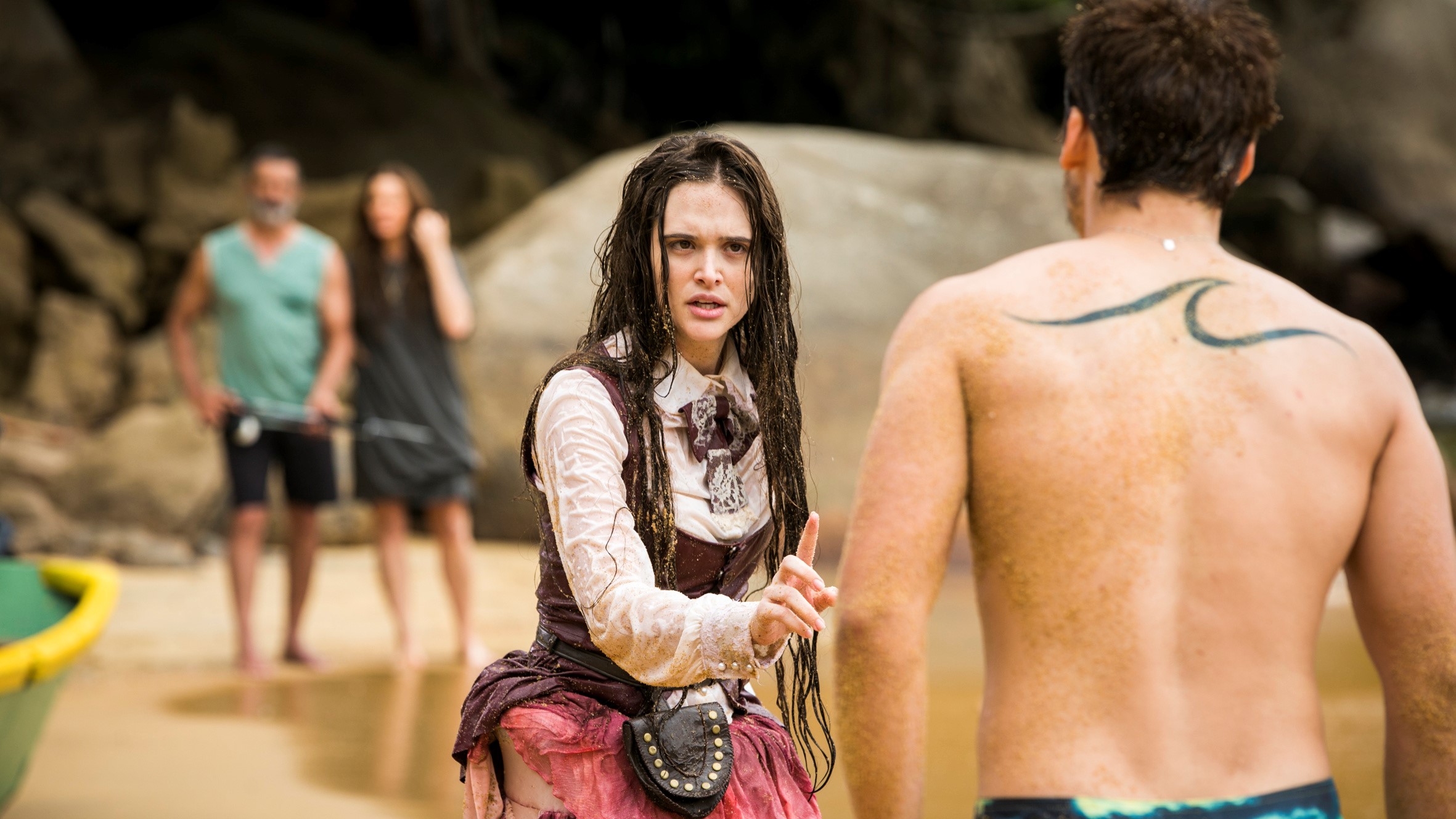 Marocas (Juliana Paiva) diante de Samuca (Nicolas Prattes). Marino (Marcos Pasquim) e Monalisa (Alexandra Richter) observam ao fundo em O Tempo Não Para