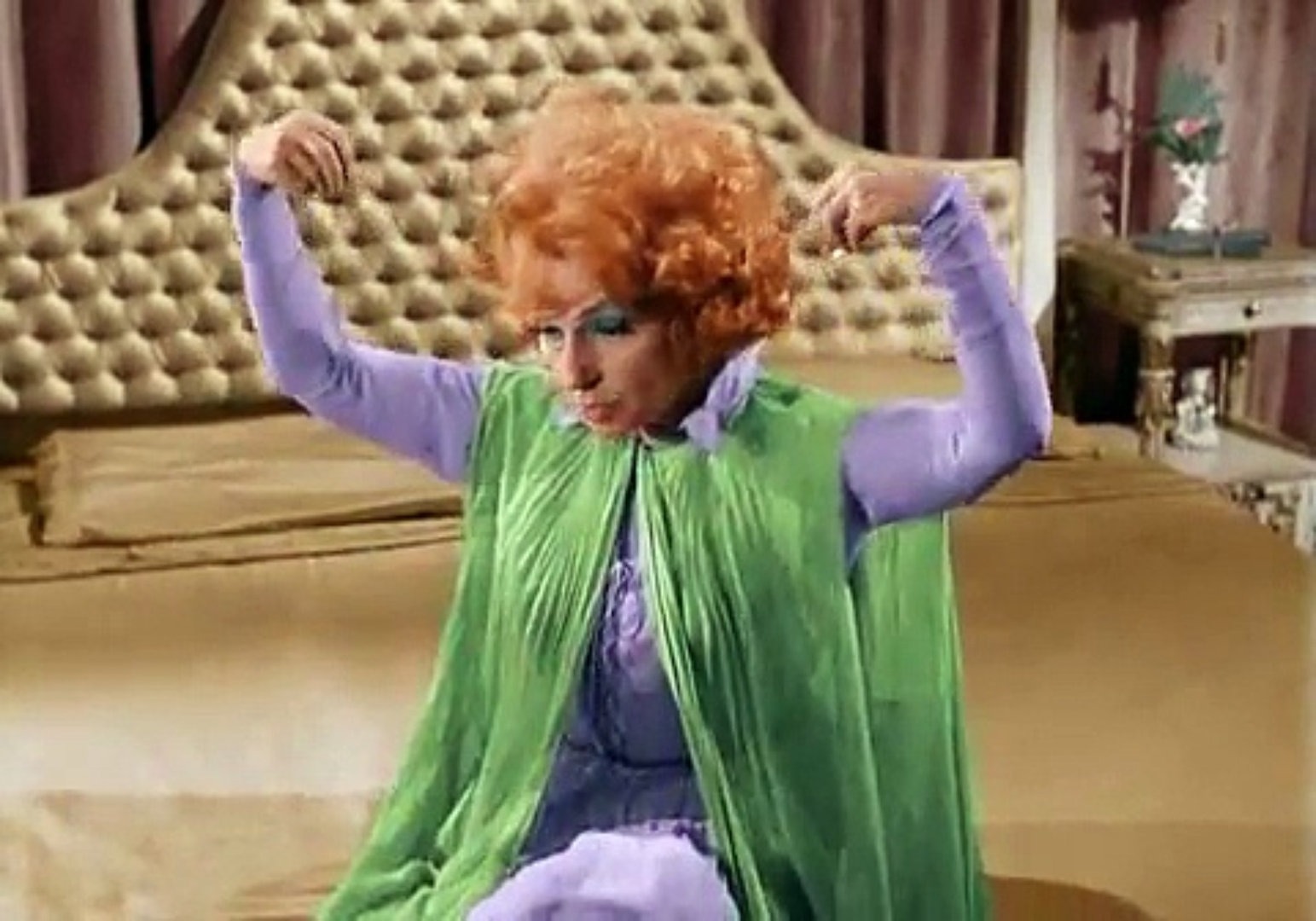 Agnes Moorehead como Endora em A Feiticeira (Reprodução)