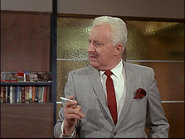 David White como Larry Tate, o patrão inconveniente de James em A Feiticeira (Reprodução)